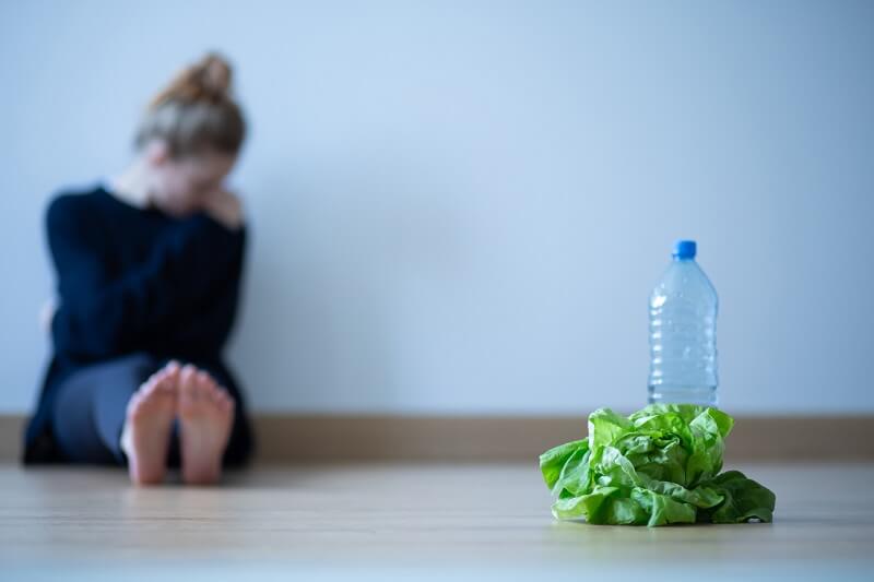 Kobieta cierpiąca na anoreksję nie chce patrzeć na jedzenie