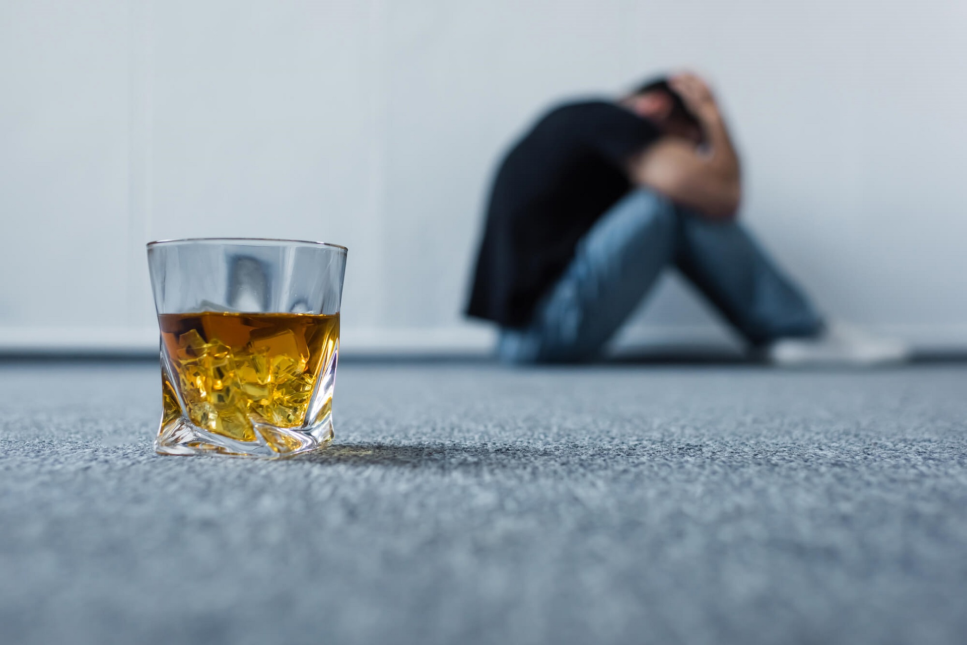 alkoholizm-objawy-leczenie-fazy-choroby-mindhealth