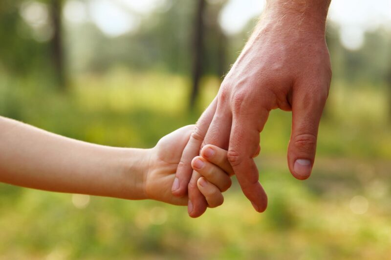 Lęk separacyjny. Dziecko trzyma ojca za rękę
