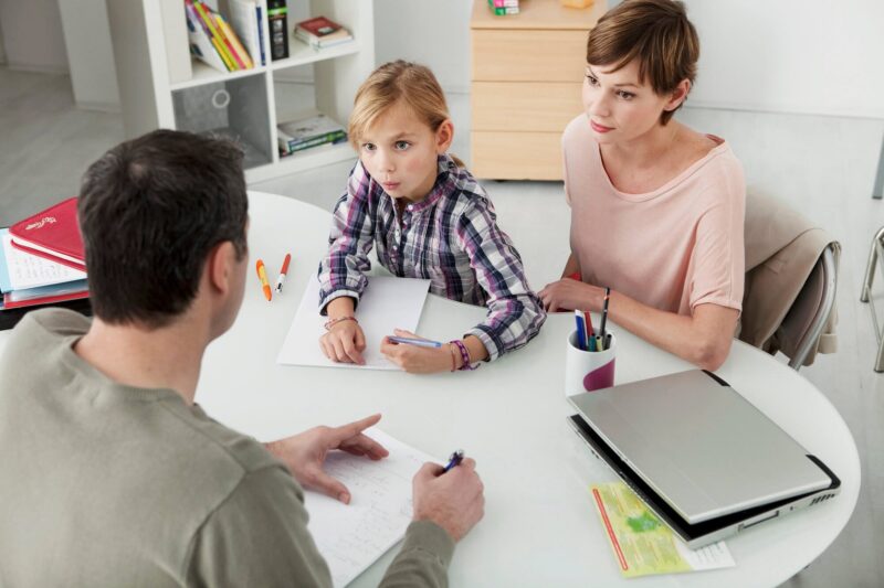 Lęk separacyjny. Psycholog rozmawie z dzieckiem i z mamą