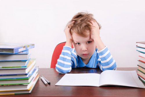 Dziecko z ADD siedzi nad książkami