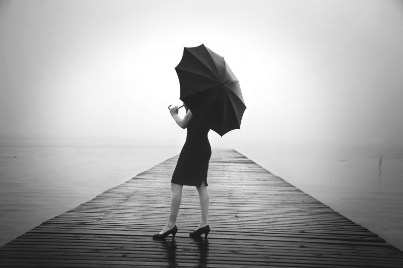 Kobieta z czarnym parasolem, która ma myśli samobójcze