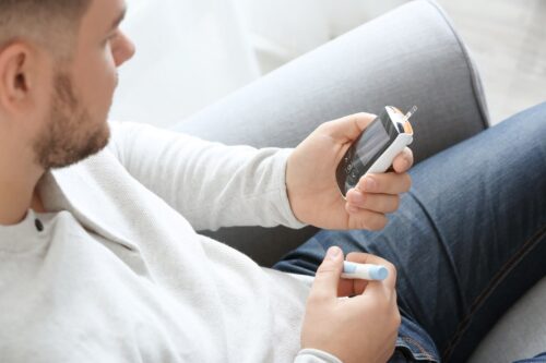 Osoba z diabulimią z glukometrem w ręku