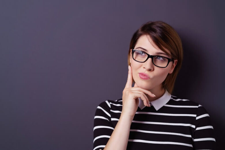 Kobieta zastanawia się, jaki rodzaj terapii wybrać